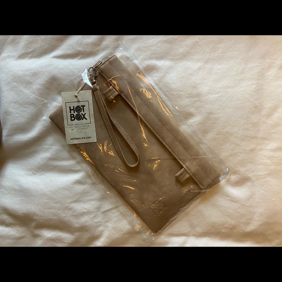 NWT - Beige Vegan Leather Clutch Purse - Make-up bag - Stash bag - smell… - Picture 3 of 12